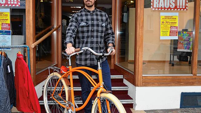 Hier hat Fahrradhändler Honar Naser noch ein Rad von Dietmar Bitzenhofer in der Hand, ab Mai wird er dann seine eigenen Velos im ...