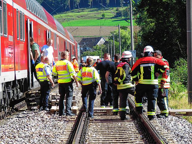 Polizei, Feuerwehr und Rotes Kreuz: Viele Rettungskräfte sind am Montagmittag bei Gutmadingen im Einsatz.