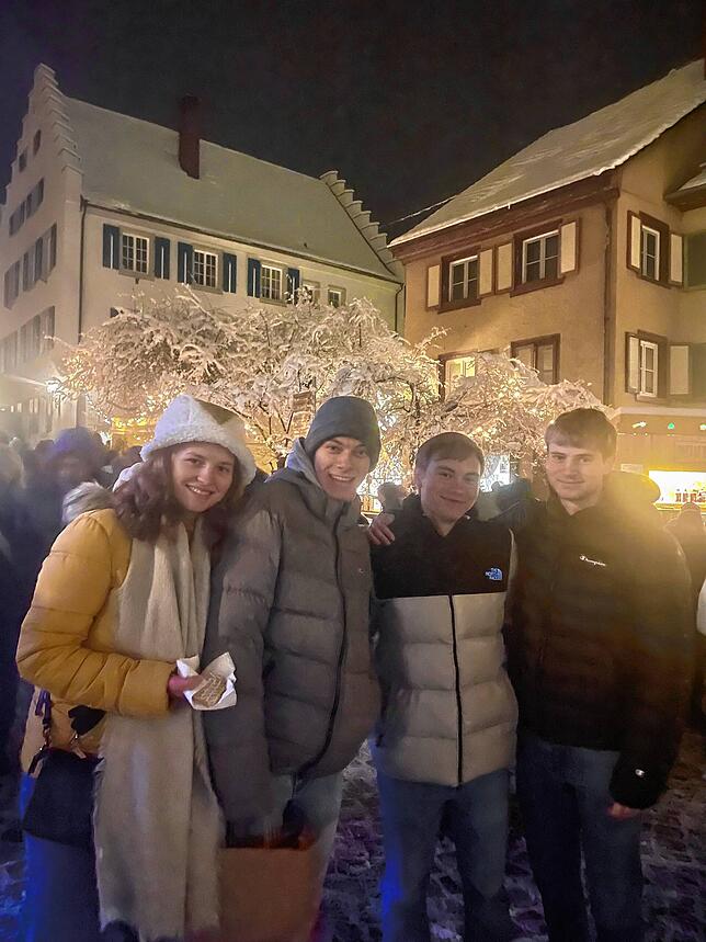 Johanna Fluck, Leon Hyenne, Luis Landgraf und Niklas Wilhelm inmitten des Lichtermeers, das der Weihnachtsmarkt zu bieten hatte.