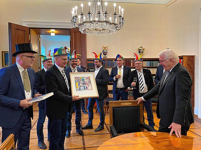 Beim Berlinbesuch des Narrengerichts gab es 2023 ein Wiedersehen mit dem ehemaligen Beklagten Bundespräsident Frank-Walter Steinmeier ...