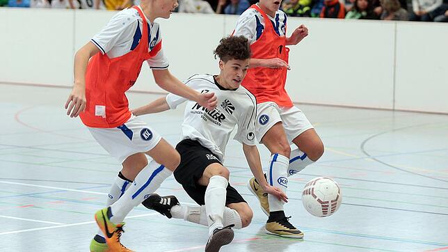 Rasante Spielszene zwischen dem FC 08 Villingen und dem Karlsruher SC, in der Bildmitte Dorian Derdowski vom FC 08. Bild: Roger Müller
