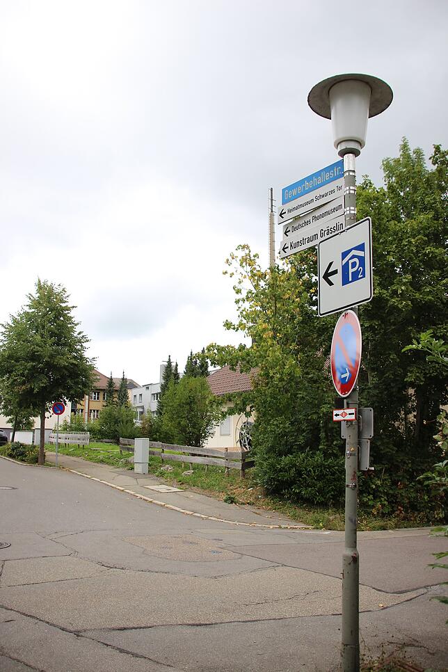 An der Ecke Friedrichstraße steht heute nur noch ein gelber Zweckbau.