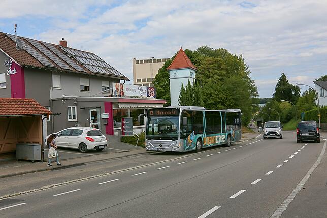 Ein Fußgängerübergang beim Café Stock und der dortigen Bushaltestelle in der Markdorfer Straße soll bis Ende 2020 entstehen.