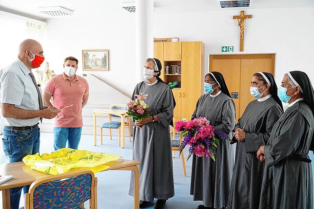 Caritas-Vorstandsvorsitzender Michael Stöffelmaier, Heimleiter Christian Fett bei der Verabschiedung der Ordensschwestern mit Priorin ...