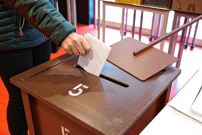 Stimmzettelabgabe zur Oberbürgermeisterwahl im Wahlokal 5 am Vormittag in der Ratoldusschule.