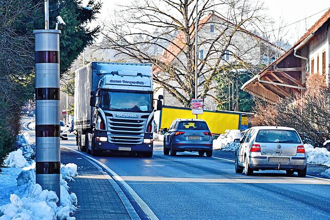 Das Messgerät an der B314 in der Ortsdurchfahrt in Kommingen.