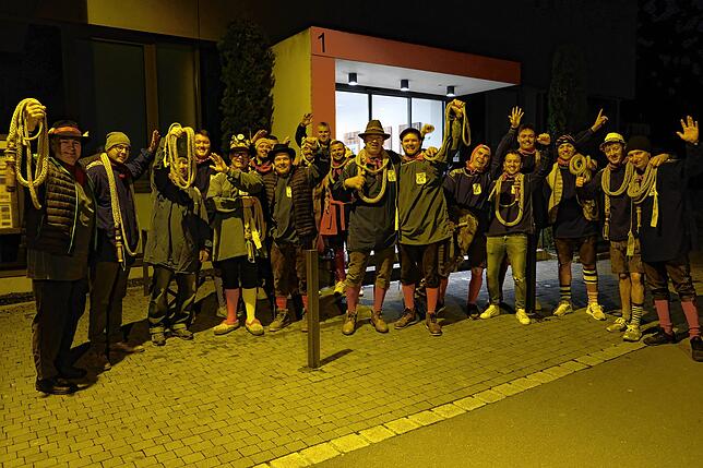 Mit Narrenvater „Hoss“ (links) sind rund 20 Karbatscher morgens zum Einschmellen gekommen.