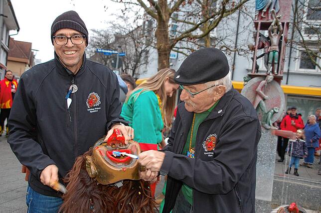 Jürgen Zöhner (links) und Günther Lützelschwab beim traditionellen Maskenabstauben.