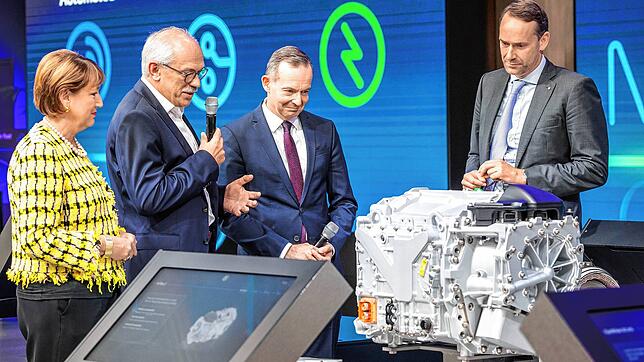 Gute Kontakte: VDA-Präsidentin Hildegard Müller, der damalige ZF-Vorstand Wilhelm Rehm, Bundesverkehrsminister Kai Wissing und ...