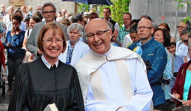 Die evangelische Pfarrerin und Dekanin Regine Klusmann freute sich mit dem Münsterpfarrer Karl-Heinz Berger 2017 über den Einzug der ...