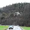 Um dieses Gebäude ging es: Das Bahnhofsgebäude an der Talmühle bei Engen ist von der Bundesstraße 491 deutlich sichtbar.