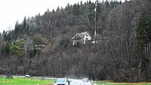 Um dieses Gebäude ging es: Das Bahnhofsgebäude an der Talmühle bei Engen ist von der Bundesstraße 491 deutlich sichtbar.