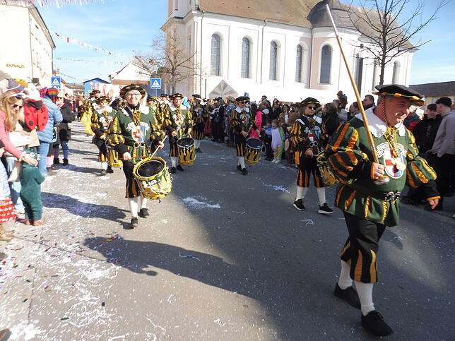 Bild 18: Fasnet-Sunntig-Umzug 2025 in Hilzingen: Farbenfrohes Treiben