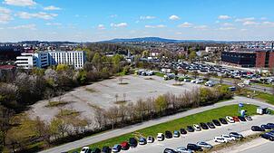 Während der Aero-Messe parken Lastwagen auf dem Maierhöfle-Gelände (Bildmitte). Das Areal beim Messeparkplatz P7 soll renaturiert und ...