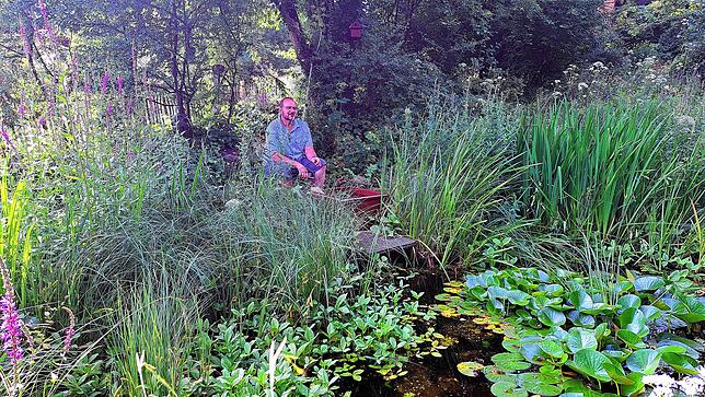 Ein Mann mit Leidenschaft für die Vielfalt der heimischen Flora und Fauna – Naturfreund Ralf Engel sitzt am Seerosenteich in seinem ...