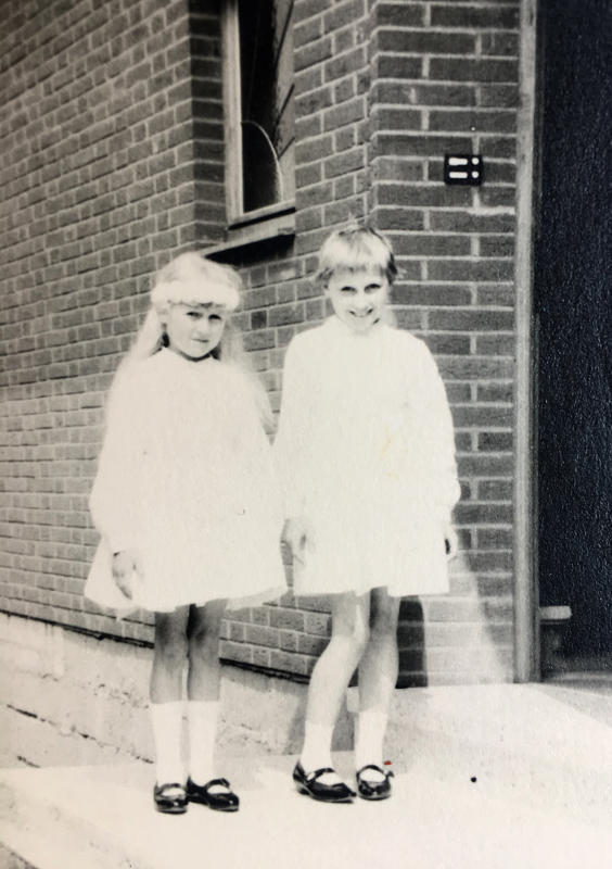 1967 feierte Lisa Bitzenhofer (links) ihre Erstkommunion. Das Foto zeigt sie mit ihrer älteren Schwester.
