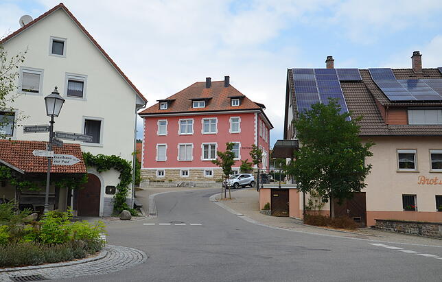 Die Dorfmitte in Horheim ist durch die sich zum Berg hin windende Ortsstraße geprägt. Das alte Rathaus in der Mitte bietet heute für ...
