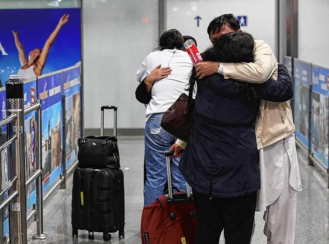 Umarmungen am Frankfurter Flughafen in den frühen Morgenstunden des 18. August: Die ersten aus Kabul ausgeflogenen Menschen kommen in ...