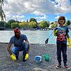 Vater Thomas Betzler mit Sohn Timo finden an nur einer Stelle ganz viel. Mit Gummihandschuhen und Greifzange lesen sie es auf und ...