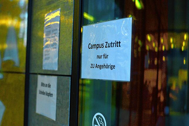 Derzeit sind die Türen noch verschlossen und nur mit gültigem Studenten- oder Mitarbeiterausweis zu öffnen.