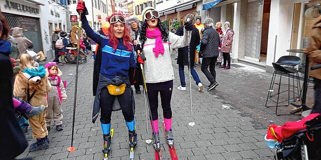 Gabi Rees und Margit Winkler üben sich im Wintersport auf der Wessenbergstraße.