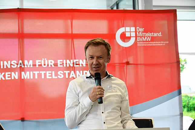 Ingo Engel, Vorstand des Autohauses, bei der Begrüßung.
