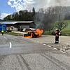 Ein Auto brennt bei Diegten im Kanton Basel-Landschaft lichterloh.