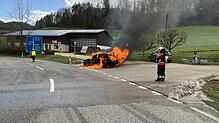 Ein Auto brennt bei Diegten im Kanton Basel-Landschaft lichterloh.