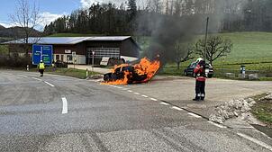 Ein Auto brennt bei Diegten im Kanton Basel-Landschaft lichterloh.