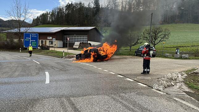 Ein Auto brennt bei Diegten im Kanton Basel-Landschaft lichterloh.
