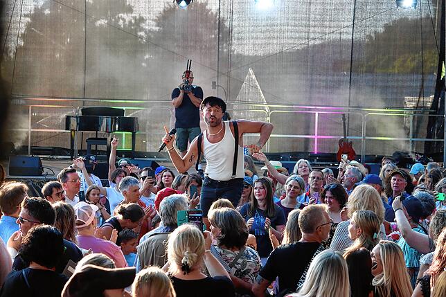 Bild 10: Anita Hofmann und viele andere Schlagerstars: Bilder vom Abschluss des Sound Beach Festivals in Überlingen