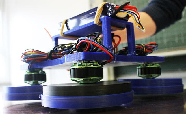 Das selbst entwickelte Hoverboard mit vier rotierenden Motoren schwebt wirklich – nach dem Prinzip der magnetischen Abstoßung. Bild: ...