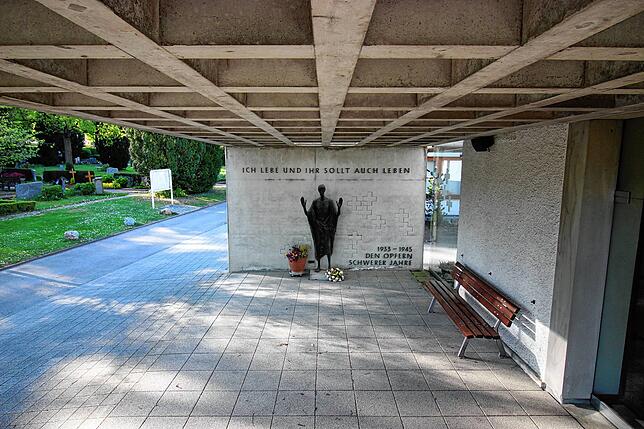 Für die Opfer des Zweiten Weltkriegs wurde erst 1968 ein Mahnmal vor der Friedhofskapelle eingerichtet. Es zeigt den auferstandenen ...