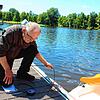 Klaus Lachner, Vorsitzender des Angelvereins, am Klosterweiher. Er prüft Temperatur und Sauerstoffgehalt des Wassers.