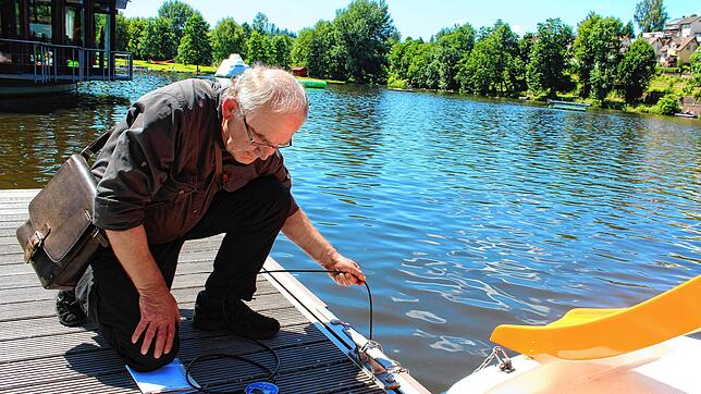 Klaus Lachner, Vorsitzender des Angelvereins, am Klosterweiher. Er prüft Temperatur und Sauerstoffgehalt des Wassers.