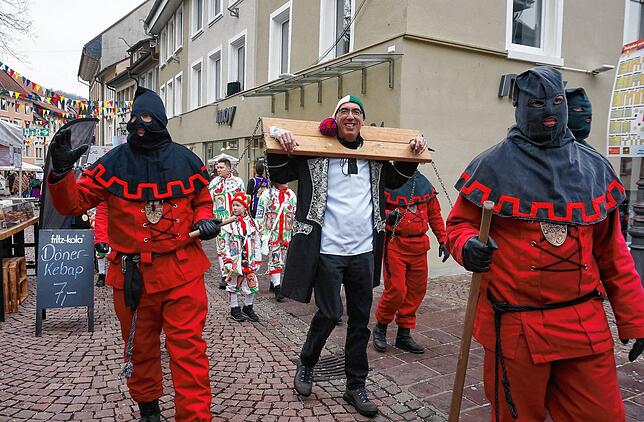 Im Joch wird der Delinquent Peter Kaiser von Henkern zum Gerichtsort geführt.