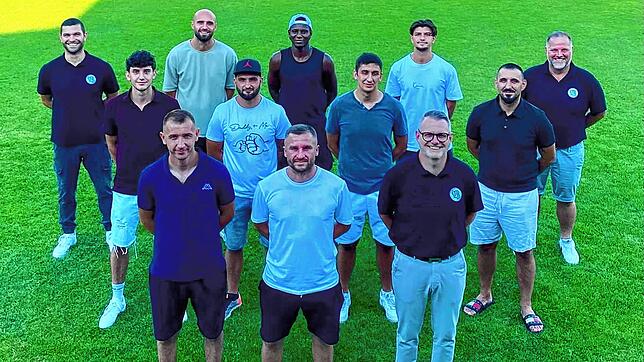 Neue Spieler beim neuen FC Bad Bellingen: Die Verantwortlichen und die künftigen Spieler des Landesligisten freuen sich auf den ...