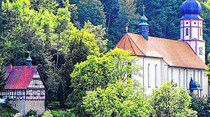 Zur Kirchengemeinde „Im Quellenland“ gehören auch die Pfarreien der Raumschaft Triberg (hier die Wallfahrskirche Triberg) und des oberen ...