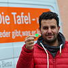Idris Alkusa ist Stammkunde in der Friedrichshafener Tafel. Heute hat der 31-Jährige, der aus Syrien stammt, bei der Nummernvergabe vor ...