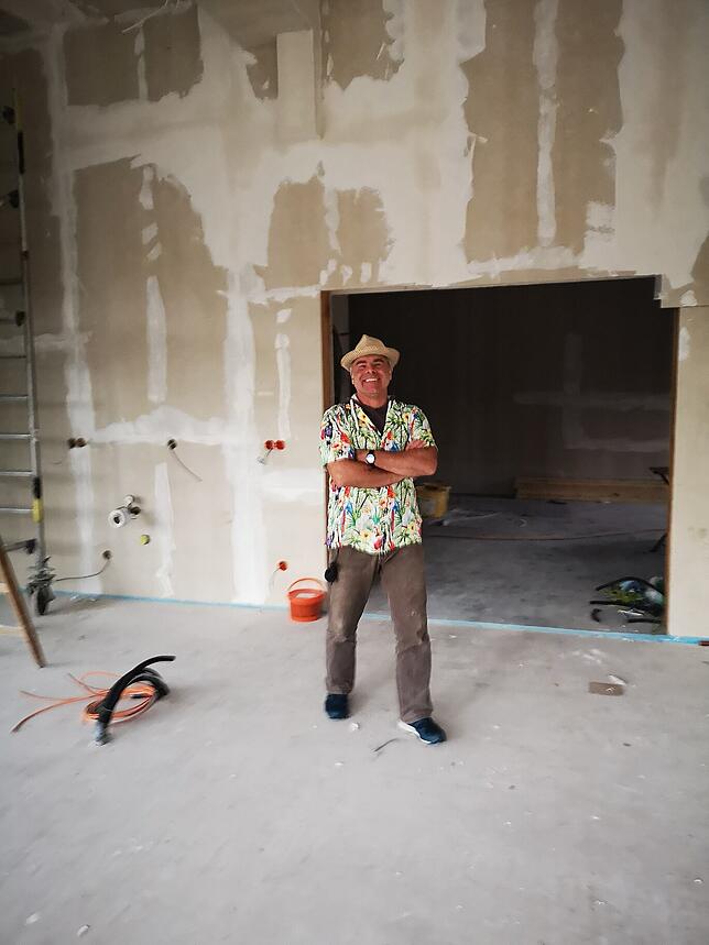 „Sommerstimmung“ bei Kaffeeröster Markus Boese auf seiner Ladenbaustelle in Spaltenstein. Eröffnung wird im November sein.