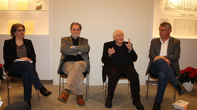 Bei der Buchvorstellung im Dialog (von links): Brigitte Mohn vom Kurt-Hahn-Archiv, Publizist Manfred Bosch, Klaus Schultze und Stefan ...