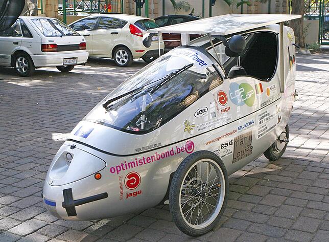 Eher ein Solar-Auto der ersten Stunde: Beim Dreirad des Belgiers Xavier van Stappen deckeln die Solarzellen das Einmann-Cockpit.