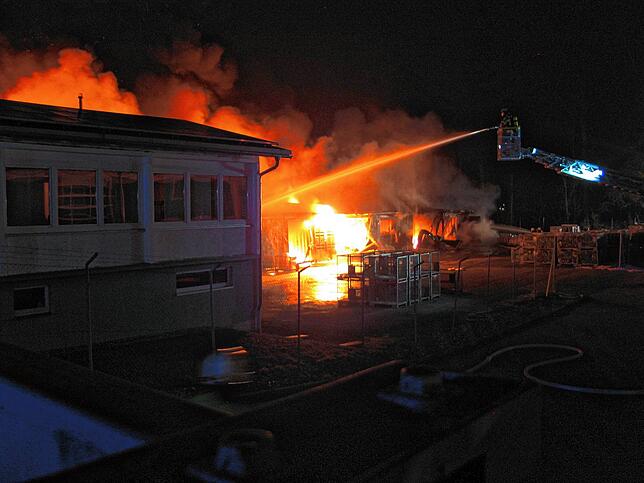 Von der Drehleiter aus bekämpften die Feuerwehrleute den Brand.