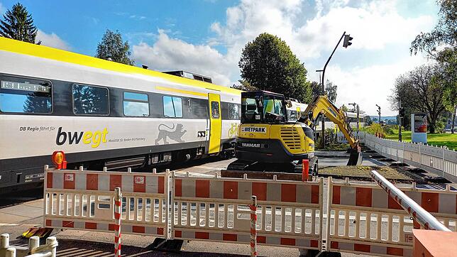 Über die Wintermonate 2021/22 hinweg war die Bahnkreuzung nur für Fußgänger und Radfahrer passierbar. Die Baumaßnahme für die neue ...