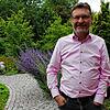 Klaus Vollmer in seinem Garten in Pfohren. Der Aufenthalt dort hat sich verändert: Es stinkt und vermutlich etwa sechs Rottweiler ...