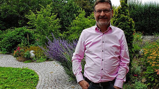 Klaus Vollmer in seinem Garten in Pfohren. Der Aufenthalt dort hat sich verändert: Es stinkt und vermutlich etwa sechs Rottweiler ...