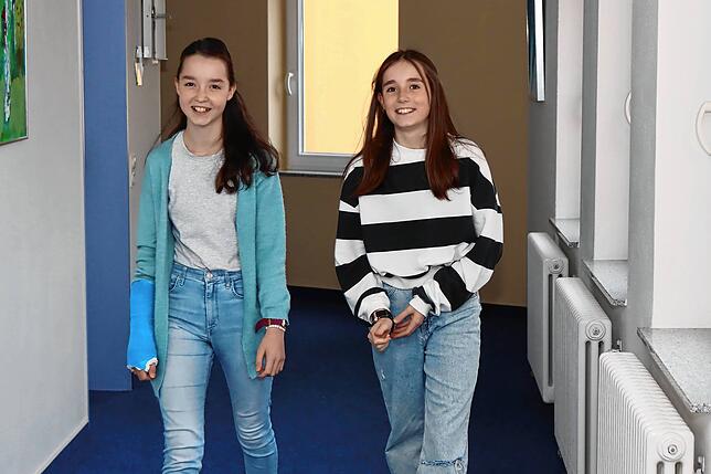 Die Zwillingsmädchen Tamia und Maria Kaden (von links) genießen den Aufenthalt in der Nachsorgeklinik Tannheim. Gerne treffen sie sich ...