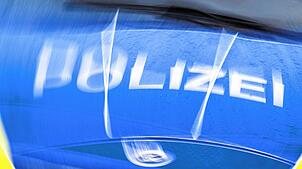 Bei Rheinfelden kam es am Freitagfrüh zu einem Autounfall mit zwei Schwerverletzten. (Symbolbild: Polizei)