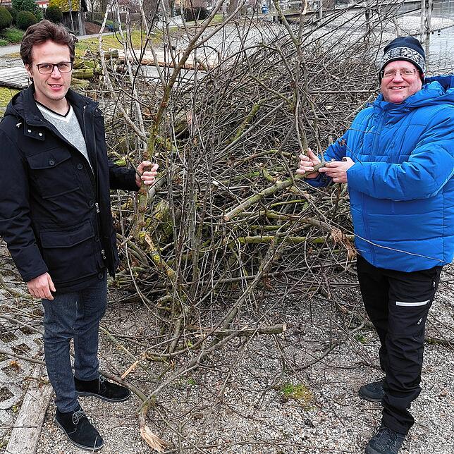 Der Angelsportverein Allensbach füllt zwei seiner drei Fischreiser mit neuem Obstholz auf. Das sei ein Beitrag zur Erhaltung der ...