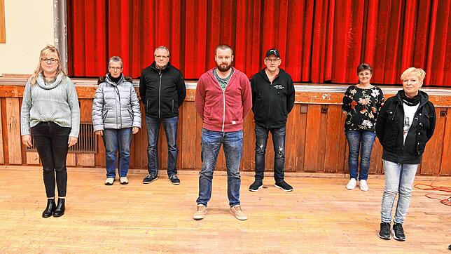 Auf Abstand bedacht stellen sich die Geehrten und neu gewählten Mitglieder zum Gruppenbild auf. Zu sehen sind (von links) Yvonne ...